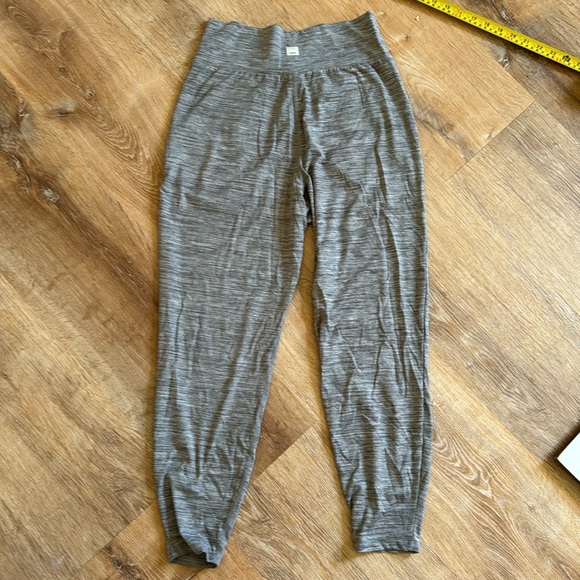 Vuori small grey cropped pants - Picture 4 of 5